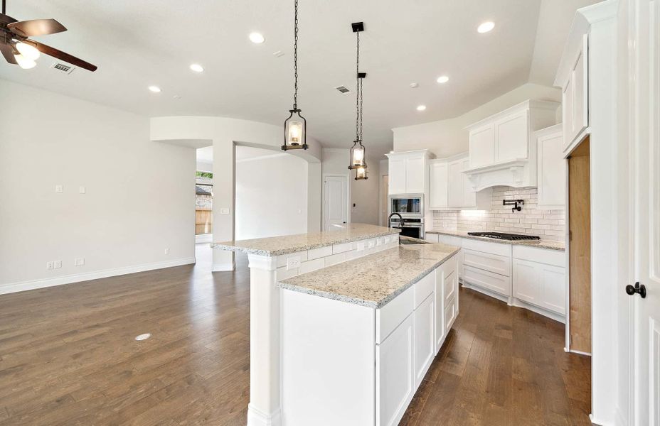 Representative furnished interior of a home built from the 2500 by Ravenna Homes in The Highlands 55′, Porter (Image 9). Representative furnished interior of a home built from the 2500 by Ravenna Homes in The Highlands 55′, Porter (Image 9).