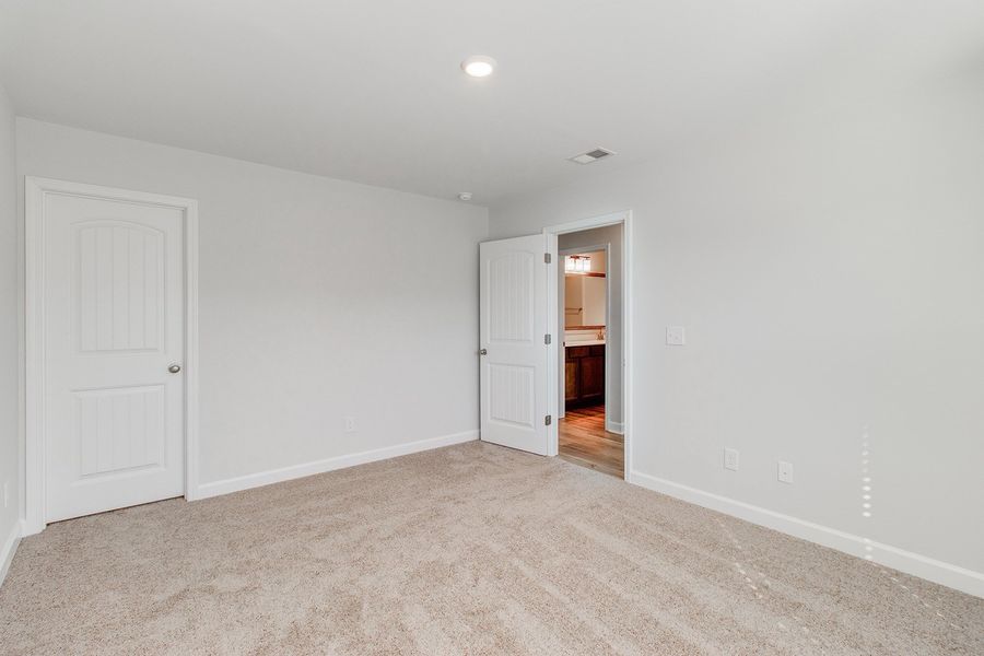 Spacious, unfurnished interior of a new home in Hendrix Farms, Lexington (Image 38).