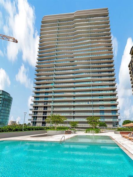 Condo located in Tampa, FL showcasing its design and architecture (Image 27).