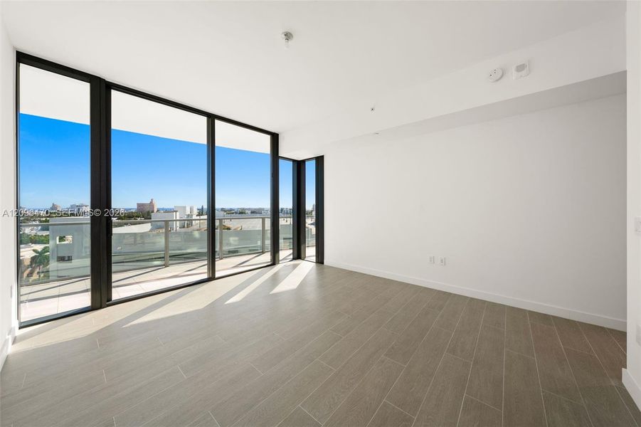 Spacious, unfurnished interior of a new home in , Miami Beach (Image 34).