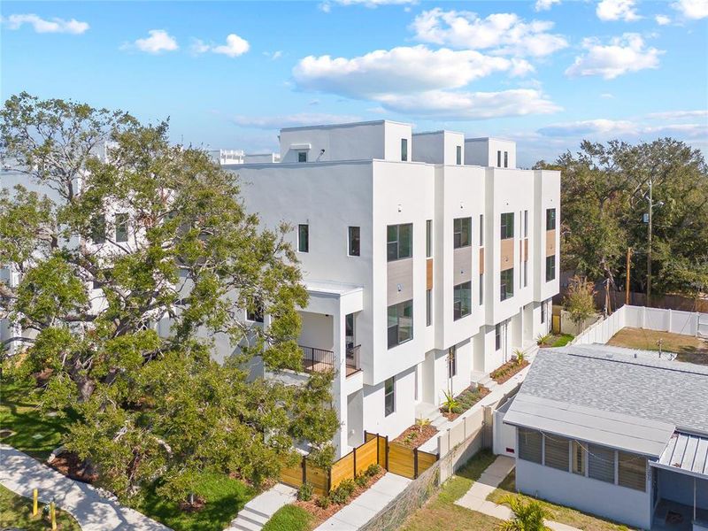 Condo located in St. Petersburg, FL showcasing its design and architecture (Image 4).