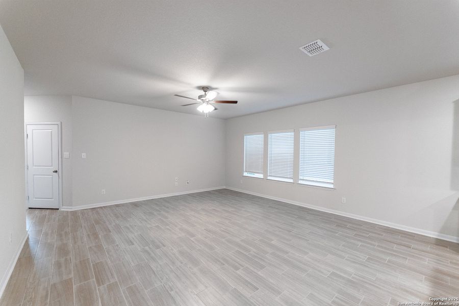 Spacious, unfurnished interior of a new home in Laurel Vistas, San Antonio (Image 9).