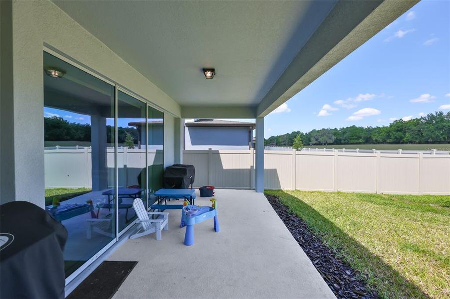 Exterior details and patio area of a home in , Valrico (Image 3).