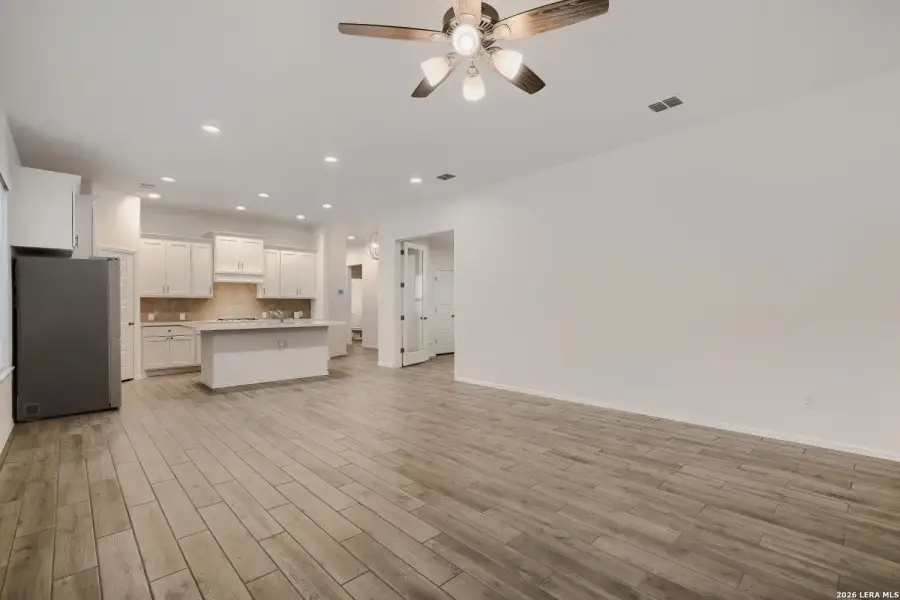 Spacious, unfurnished interior of a new home in Ladera, San Antonio (Image 18).