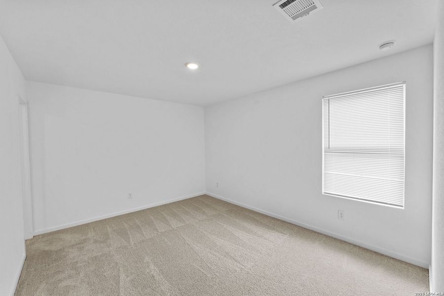 Spacious, unfurnished interior of a new home in Spring Grove, St. Hedwig (Image 12).