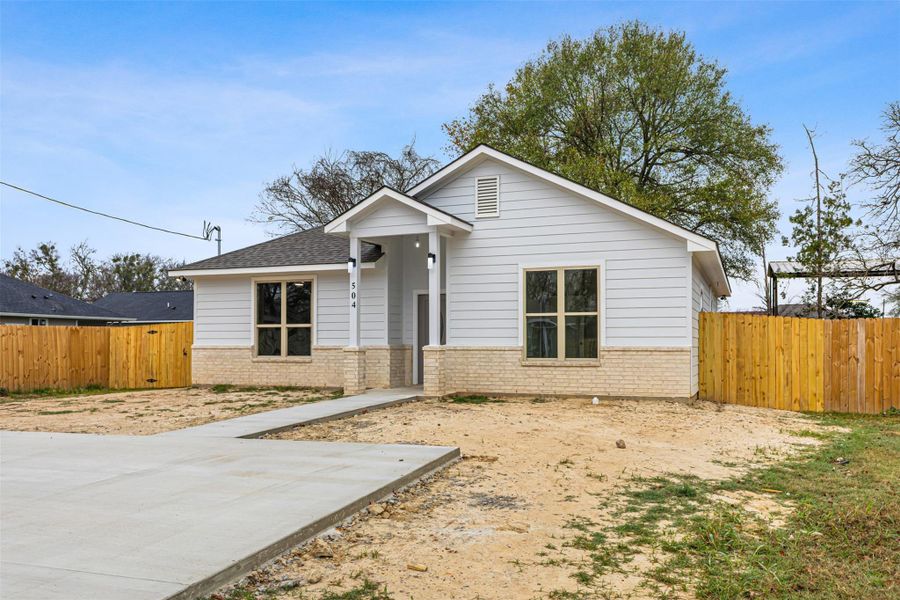 Exterior details and patio area of a home in , Hearne (Image 3).