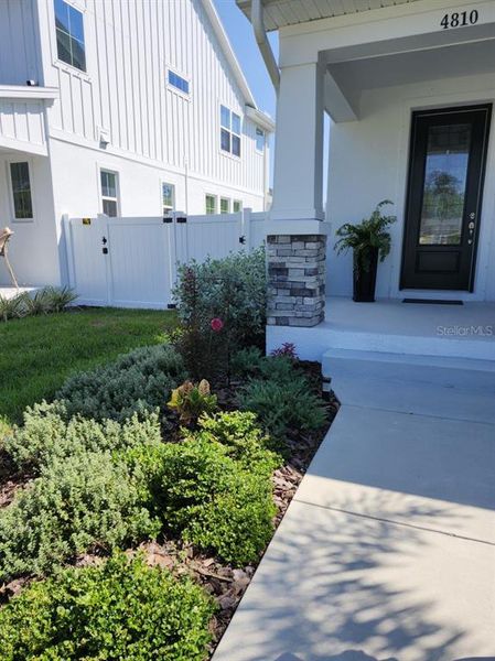 Exterior details and patio area of a home in , St. Petersburg (Image 1).