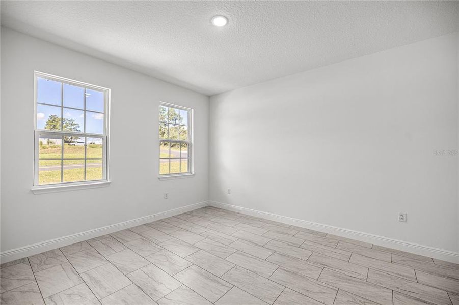 Spacious, unfurnished interior of a new home in , Ocala (Image 9).