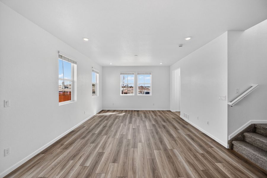Spacious, unfurnished interior of a new home in Sky Ranch, Aurora (Image 7).