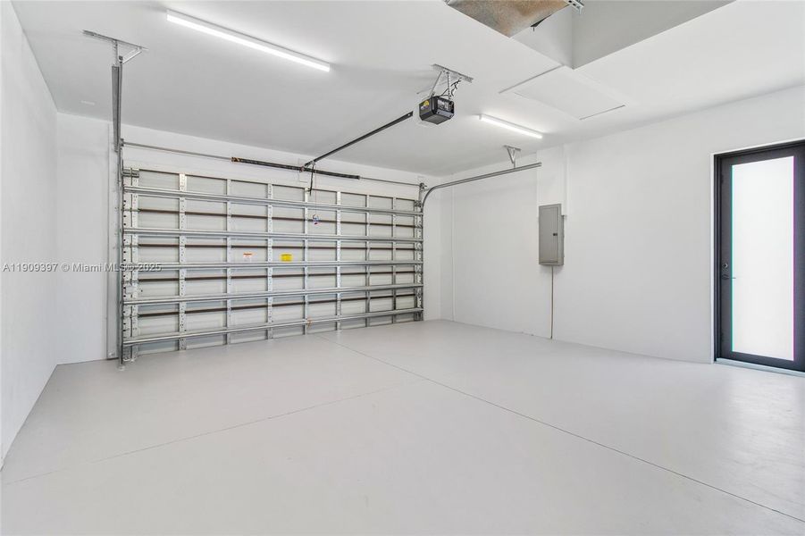 Spacious, unfurnished interior of a new home in , Lehigh Acres (Image 28).