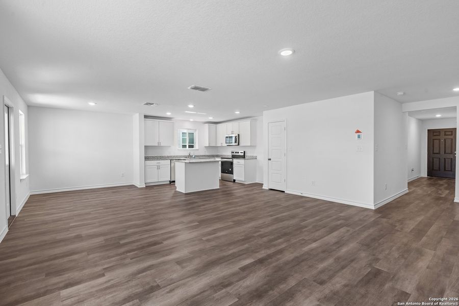 Spacious, unfurnished interior of a new home in Horizon Ridge, San Antonio (Image 12).