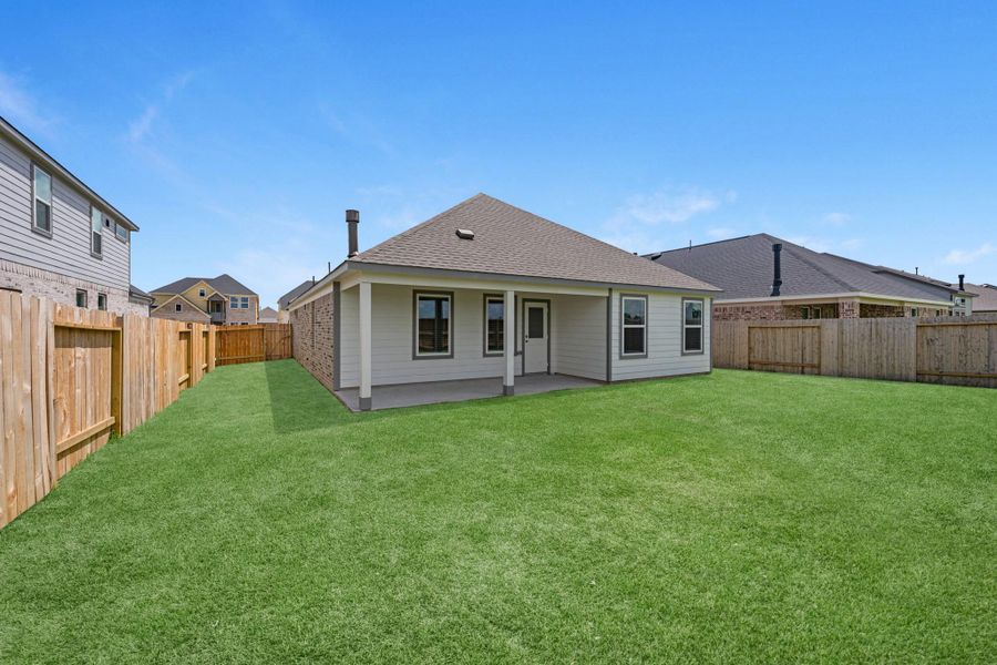Exterior details and patio area of a home in Beacon Hill, Waller (Image 4).