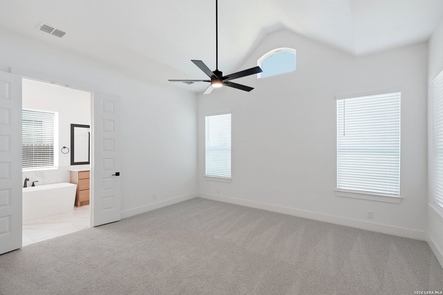 Spacious, unfurnished interior of a new home in Prominence Urban, San Antonio (Image 18).