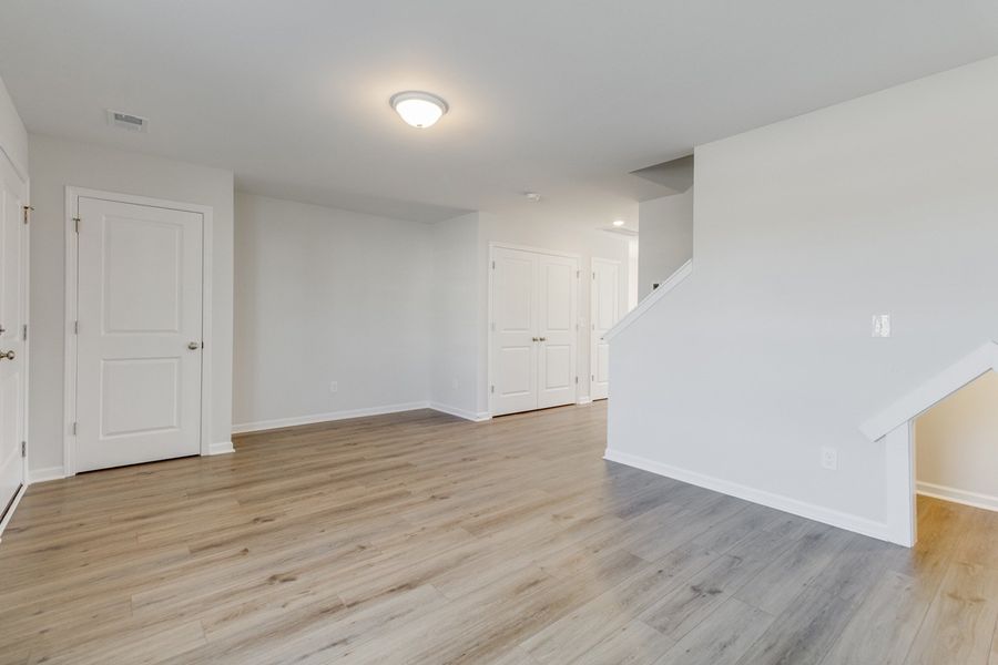 Spacious, unfurnished interior of a new home in Astoria, Columbia (Image 13).