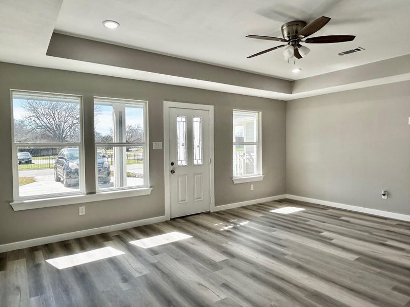 Spacious, unfurnished interior of a new home in , Bacliff (Image 11).
