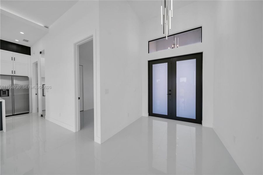 Spacious, unfurnished interior of a new home in , Cape Coral (Image 37).