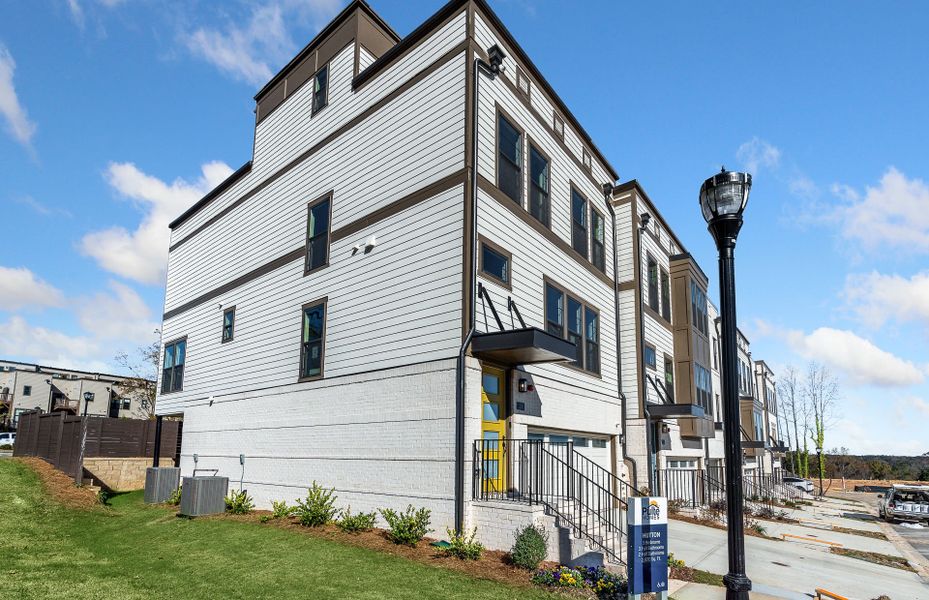 Representative exterior details of a home built from the Hutton by Pulte Homes in Altus at The Quarter, Atlanta (Image 30).