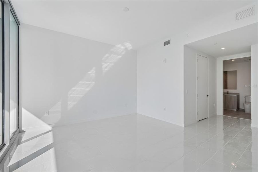 Spacious, unfurnished interior of a new home in , St. Petersburg (Image 49).