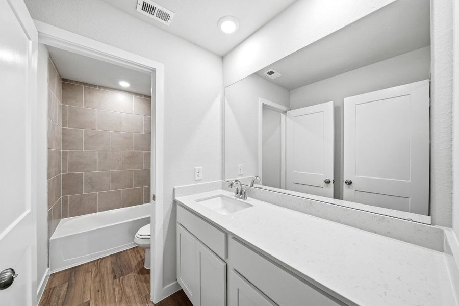 Furnished interior view inside a new home in Country Creek, Mont Belvieu (Image 10).