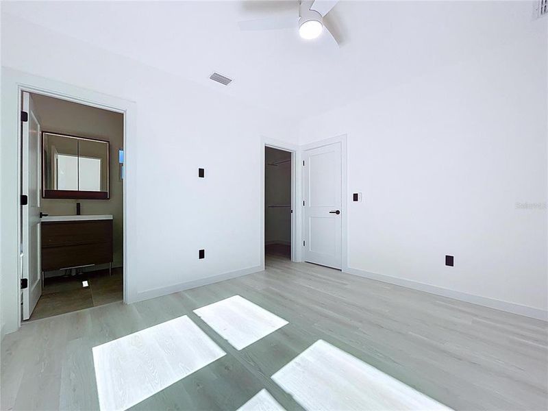 Spacious, unfurnished interior of a new home in , St. Petersburg (Image 27).