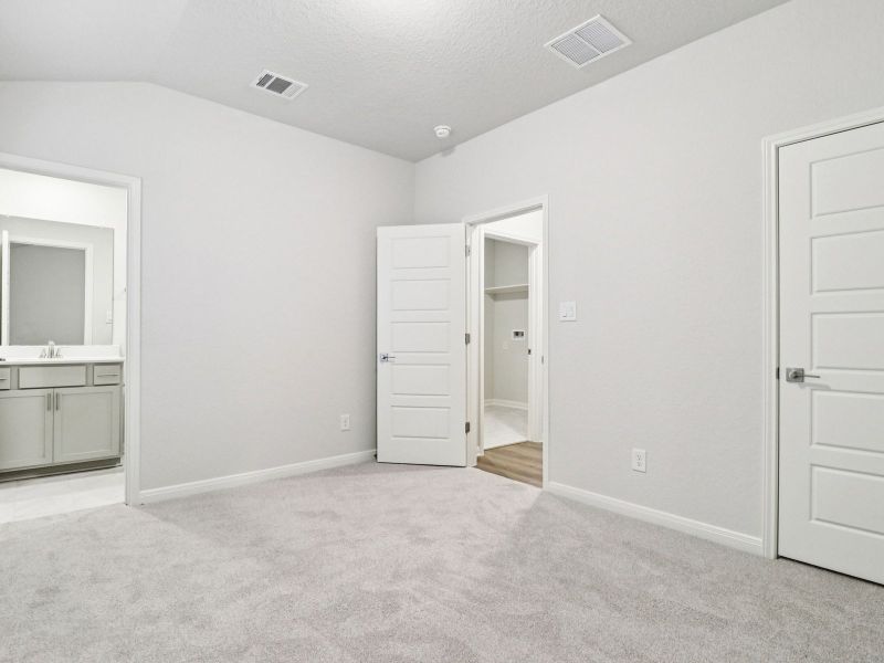 Spacious, unfurnished interior of a new home in Estancia Ranch - Classic Series, San Antonio (Image 17).