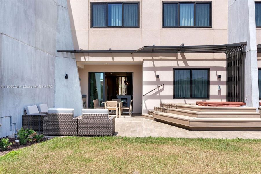 Exterior details and patio area of a home in , Kissimmee (Image 3).
