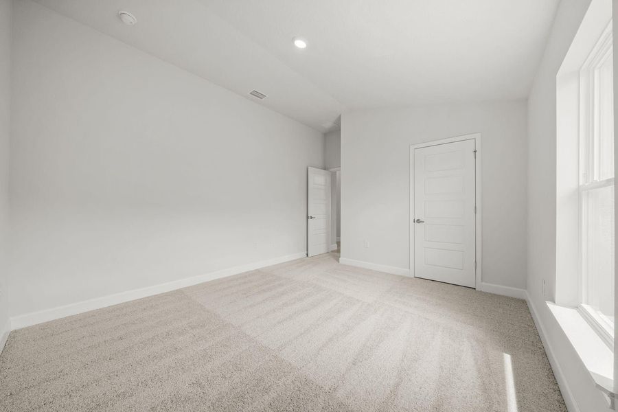 Representative unfurnished interior of a home built from the 1635 by Adams Homes in Winding Oaks, Weeki Wachee (Image 36).