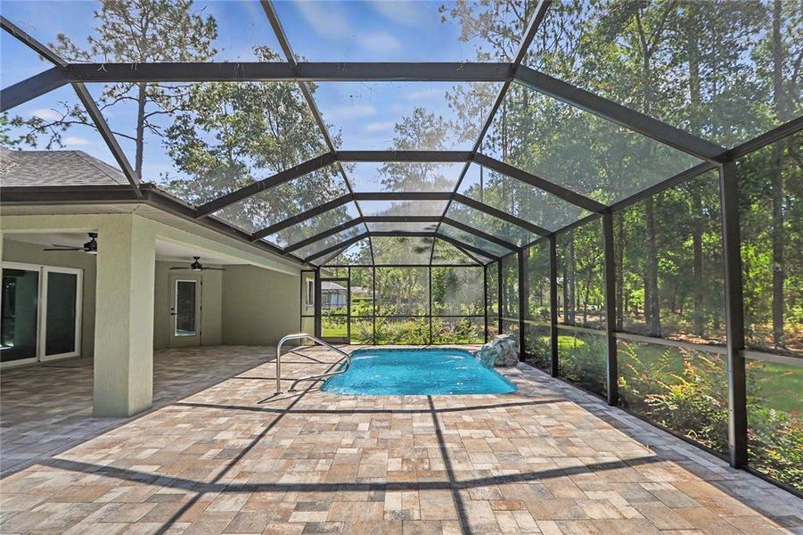 Exterior details and patio area of a home in , Dunnellon (Image 41).
