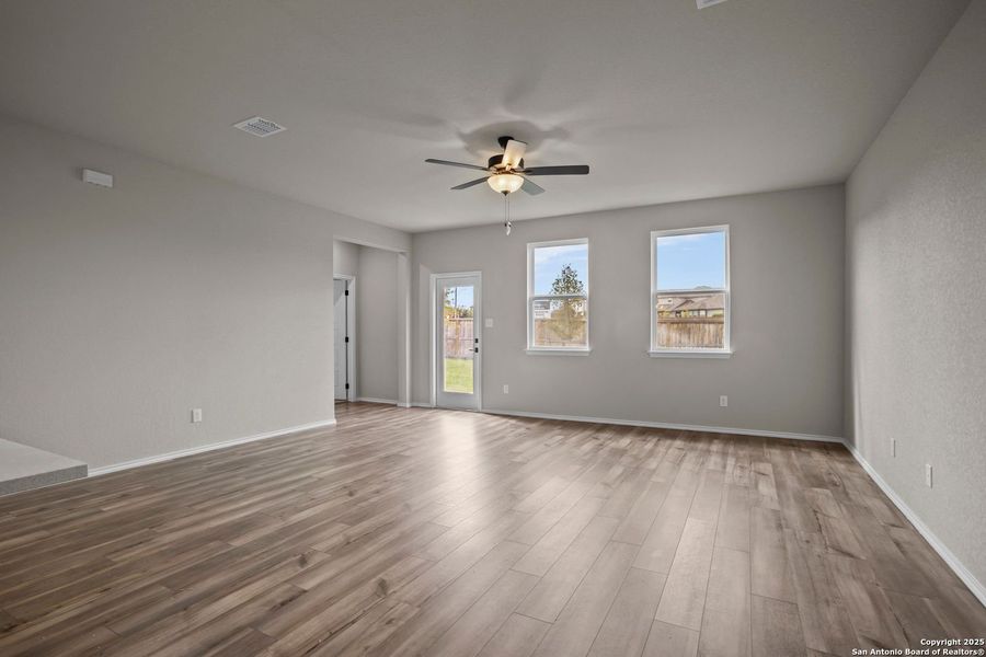 Spacious, unfurnished interior of a new home in Comanche Ridge, San Antonio (Image 26).