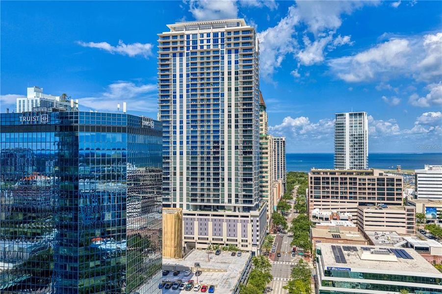 Condo located in St. Petersburg, FL showcasing its design and architecture (Image 41).