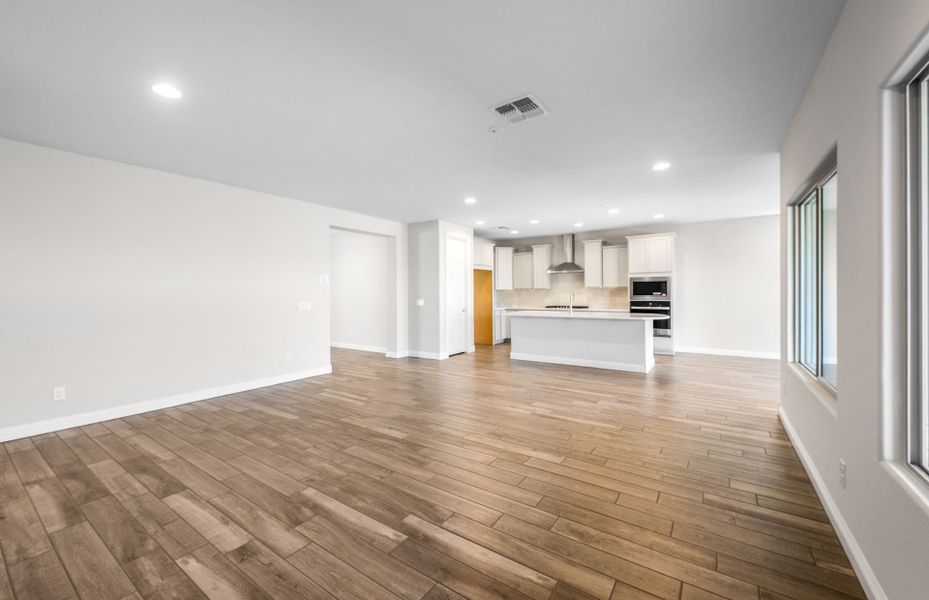 Spacious, unfurnished interior of a new home in Parkside at Anthem at Merrill Ranch, Florence (Image 26).