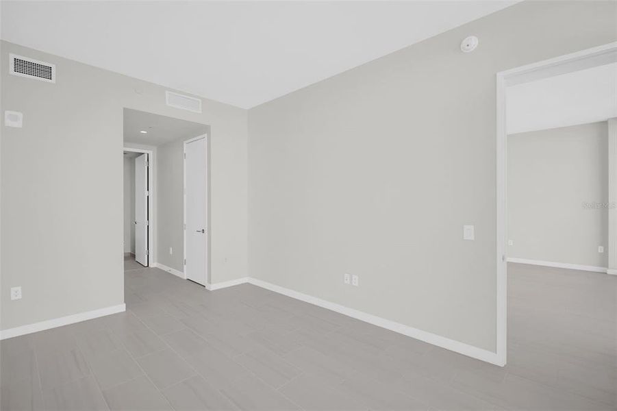 Spacious, unfurnished interior of a new home in , St. Petersburg (Image 25).