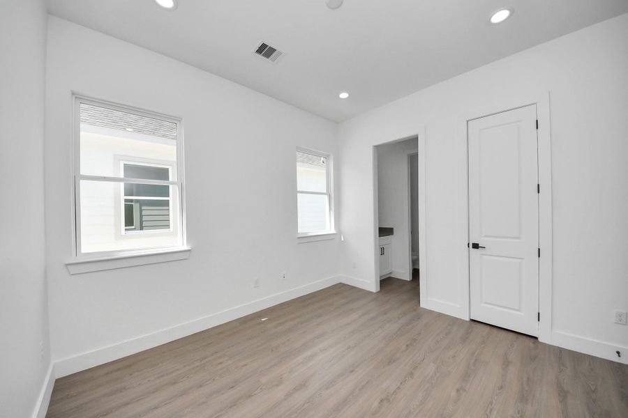 Spacious, unfurnished interior of a new home in , Houston (Image 16).