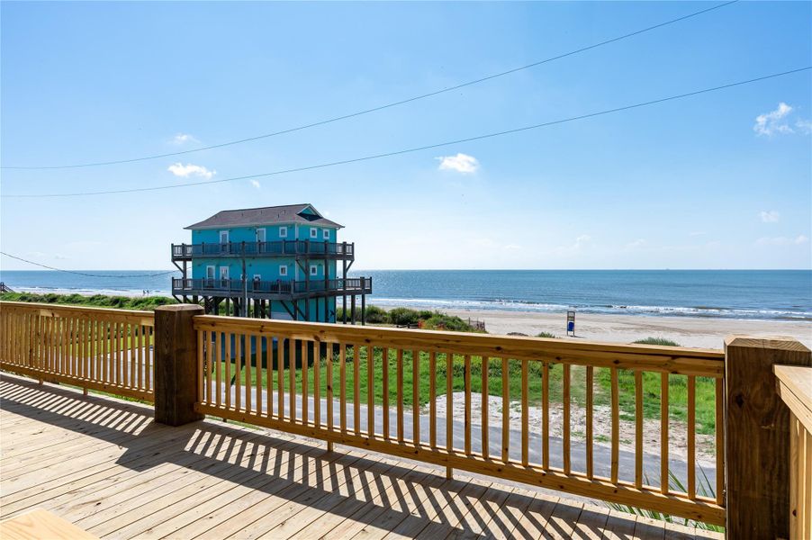 Exterior details and patio area of a home in , Bolivar Peninsula (Image 4).