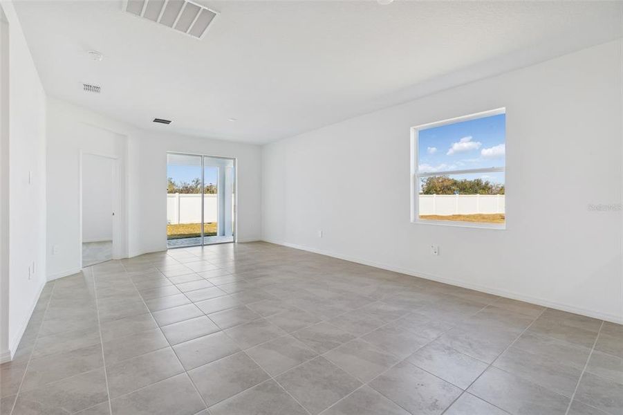 Spacious, unfurnished interior of a new home in Southpointe, Palmetto (Image 11).