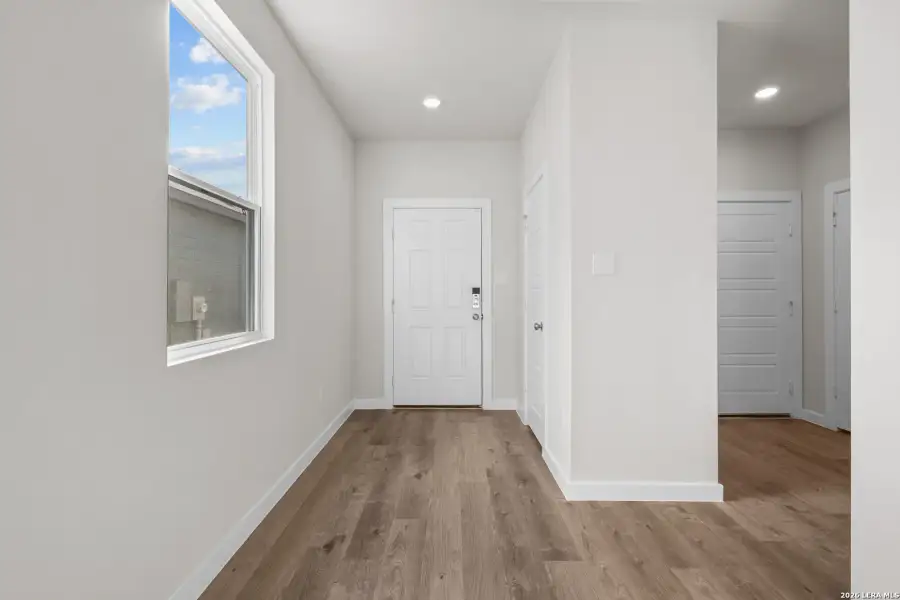 Spacious, unfurnished interior of a new home in Summerlin, San Antonio (Image 27).