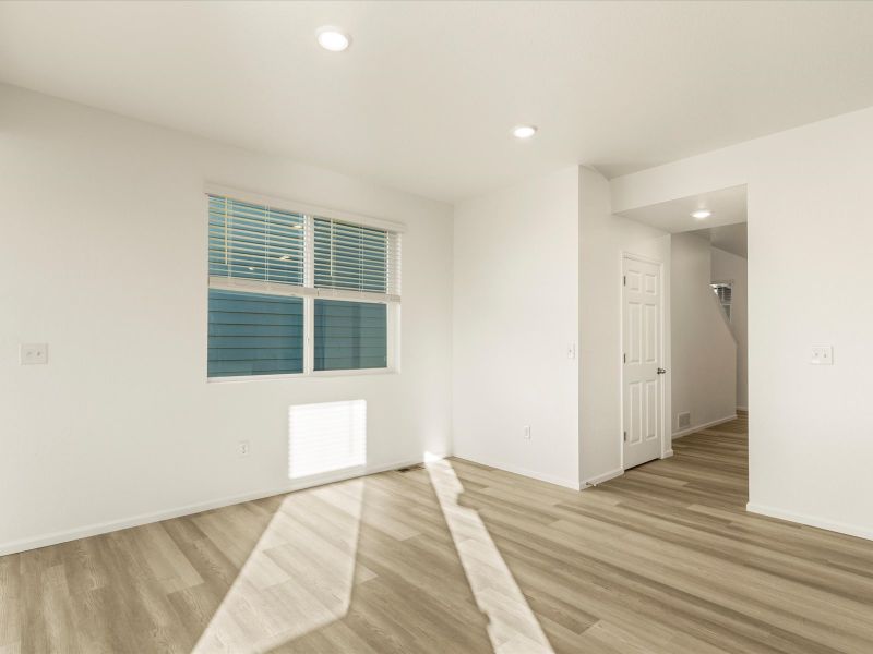 Spacious, unfurnished interior of a new home in Lake Bluff, Greeley (Image 10).