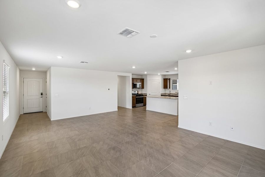 Spacious, unfurnished interior of a new home in Mandarina Reserve, Marana (Image 13).