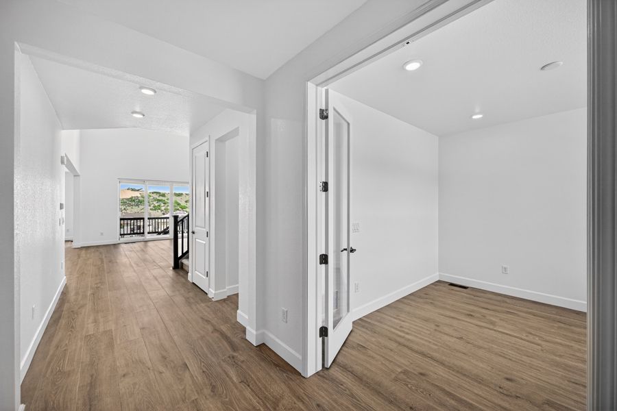 Spacious, unfurnished interior of a new home in Macanta, Castle Rock (Image 17). Spacious, unfurnished interior of a new home in Macanta, Castle Rock (Image 17).