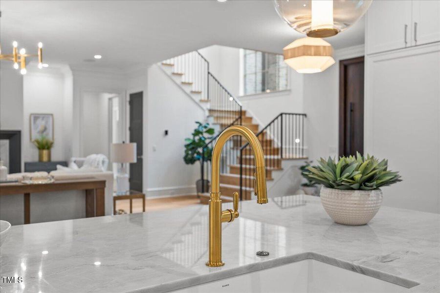 027-2A1A8242 027-2A1A8242