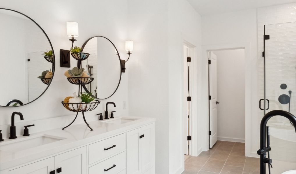 Double sinks in primary bath