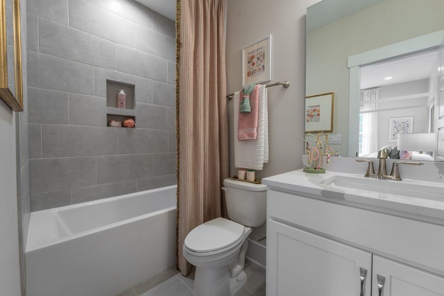 45. HHHunt Homes Crawford- Bedroom 1 Bathroom