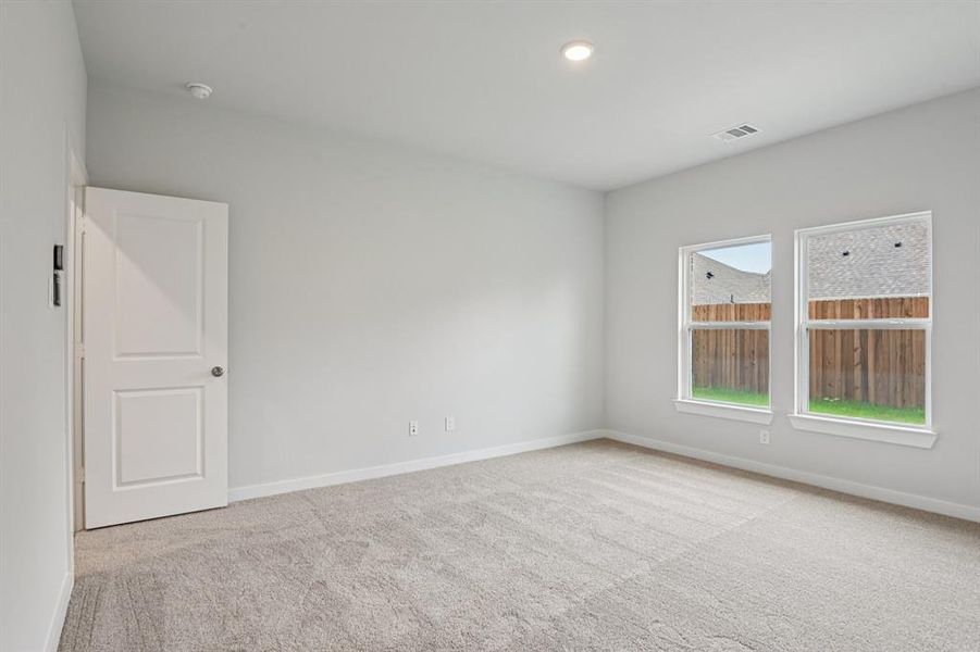 Spacious, unfurnished interior of a new home in Summerwood Estates, Red Oak (Image 18).
