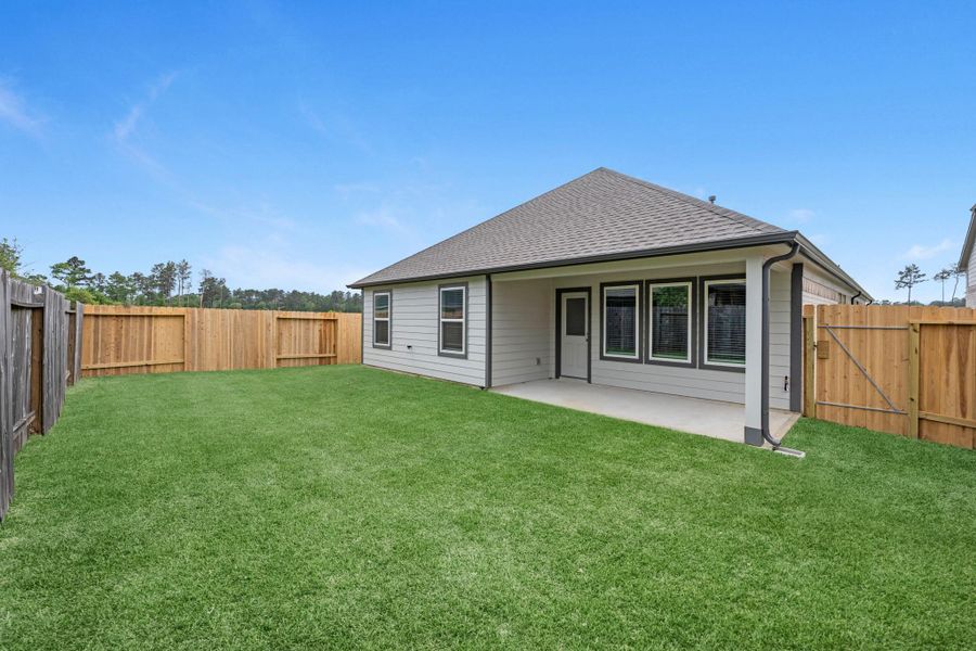 Exterior details and patio area of a home in Barton Creek Ranch, Conroe (Image 18).