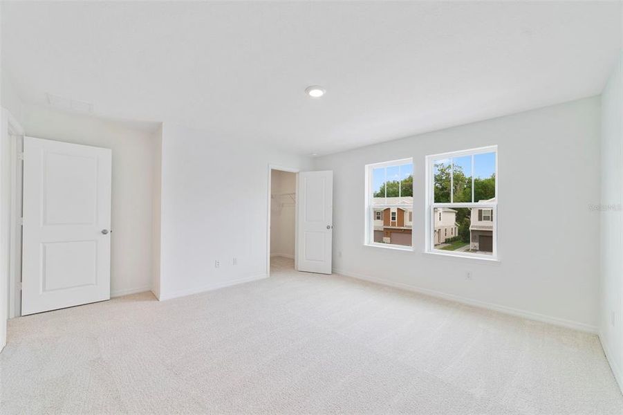 Spacious, unfurnished interior of a new home in Towns at Greenleaf, Oviedo (Image 23).