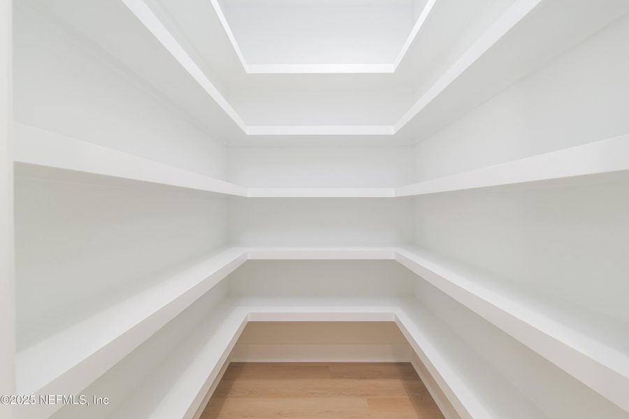 Spacious, unfurnished interior of a new home in , Middleburg (Image 31).