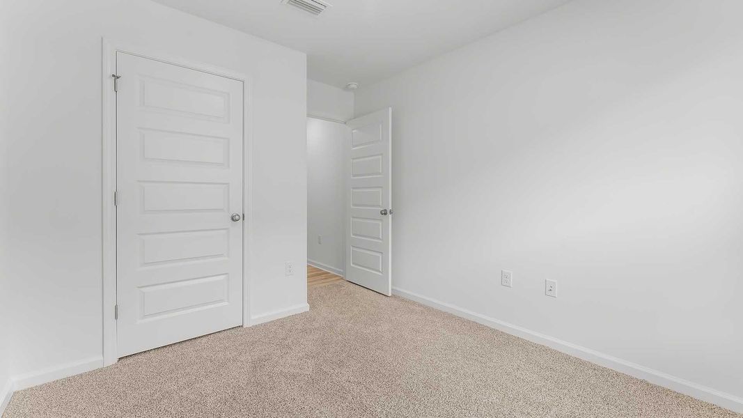 Spacious, unfurnished interior of a new home in Sunny Hills, Chipley (Image 16).