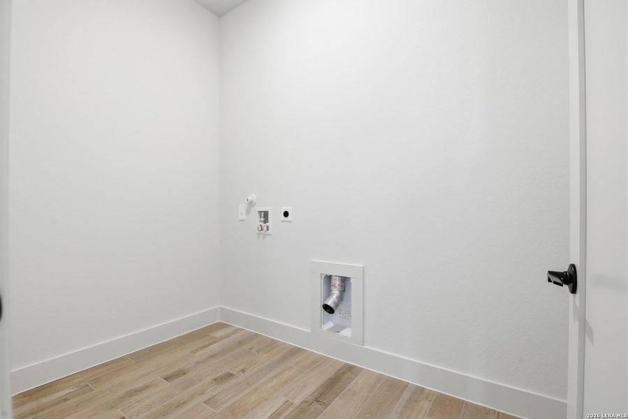 Spacious, unfurnished interior of a new home in Haby Hill 50s, San Antonio (Image 37).