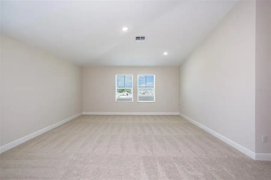 Spacious, unfurnished interior of a new home in Pasadena Landing, Wesley Chapel (Image 12).