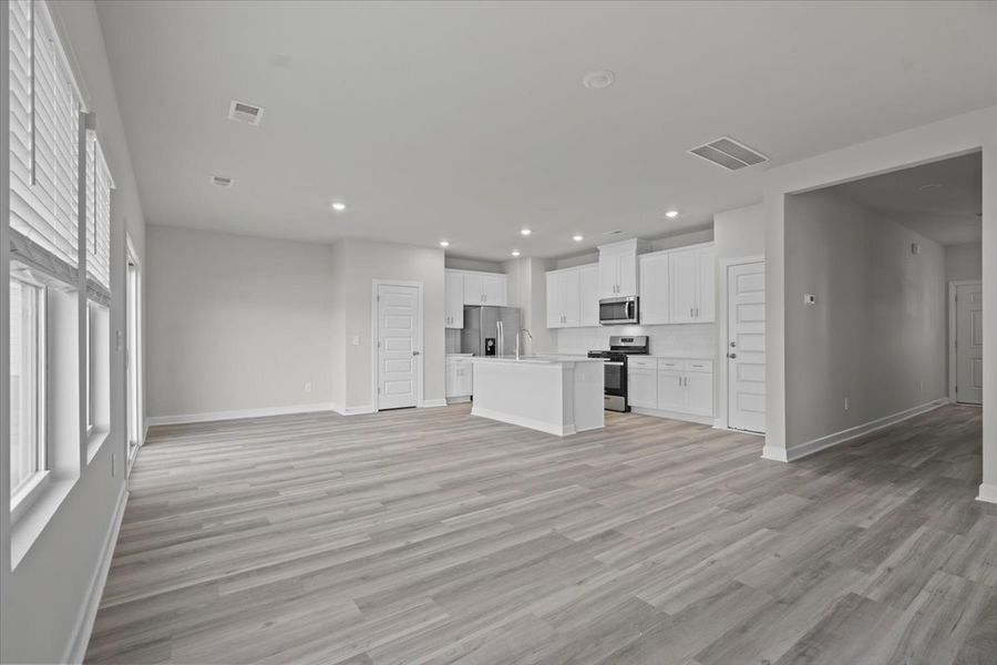 Spacious, unfurnished interior of a new home in Village at White Pine, Pendleton (Image 12).